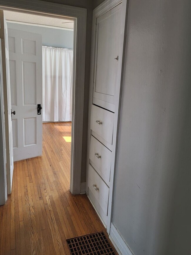 Building Photo - Adorable Midtown brick bungalow