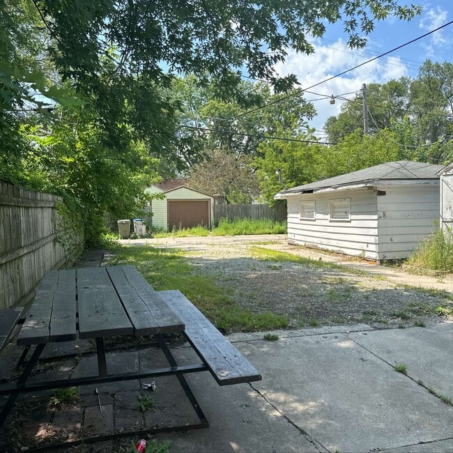 Building Photo - 5817 N Teutonia Ave