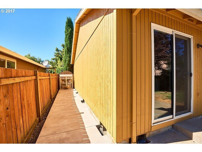 Building Photo - Lovely 3 Bed, 2 Bath Home in Dundee- Walking Distance to New Elementary School!