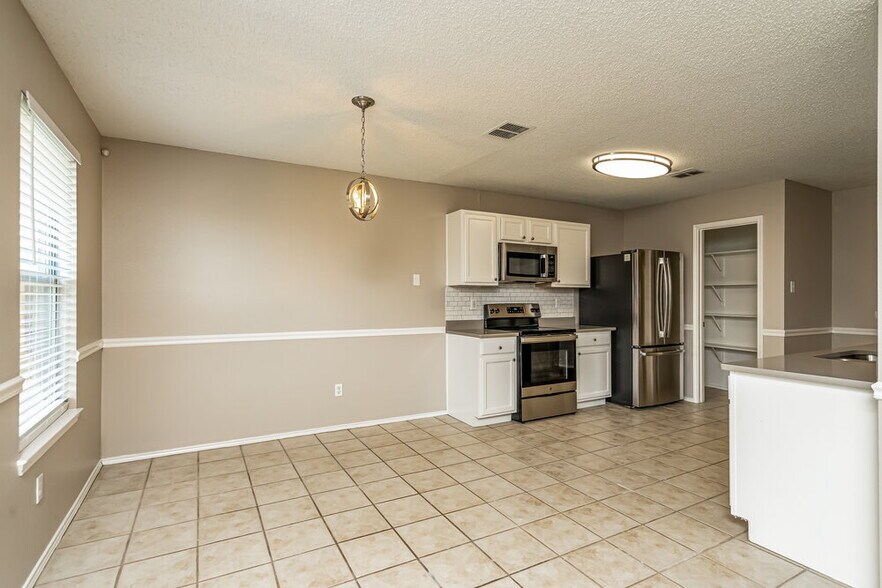 Building Photo - 1616 Deerwood Dr