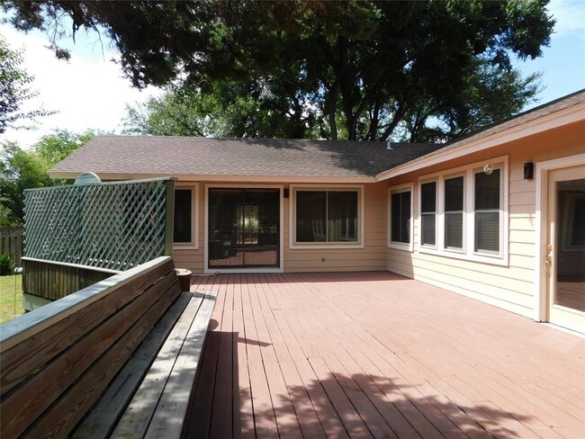 Building Photo - 1006 Porpoise St