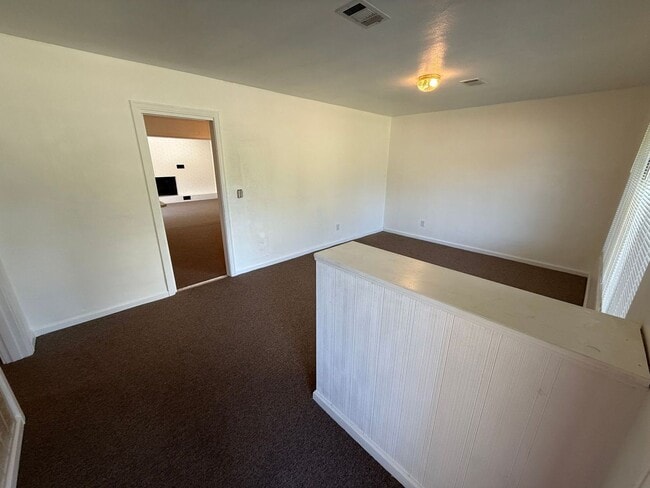 Building Photo - Pensacola - Lakeview - 3 bedroom, 2 bathroom