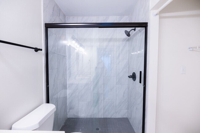 Building Photo - Beautifully updated 2-bedroom 2-bathroom t...