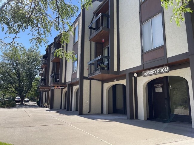 Building Photo - 3154 Lakeside Dr