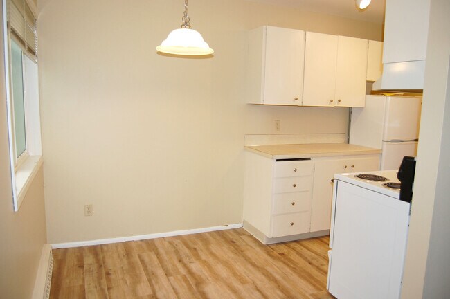 Interior Photo - 424 Summit