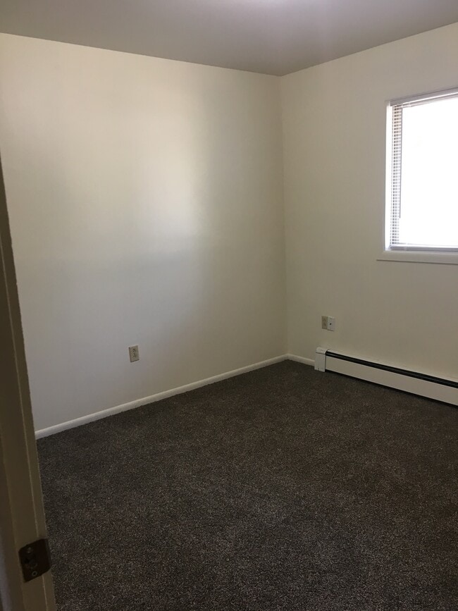 Building Photo - 3 Bedroom 1 Bathroom Duplex