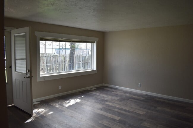 Building Photo - Modern home tucked away in the adorable little town of Brownsville.