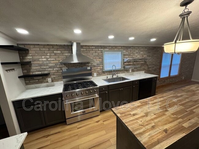 Building Photo - 321 Horseshoe Falls Rd