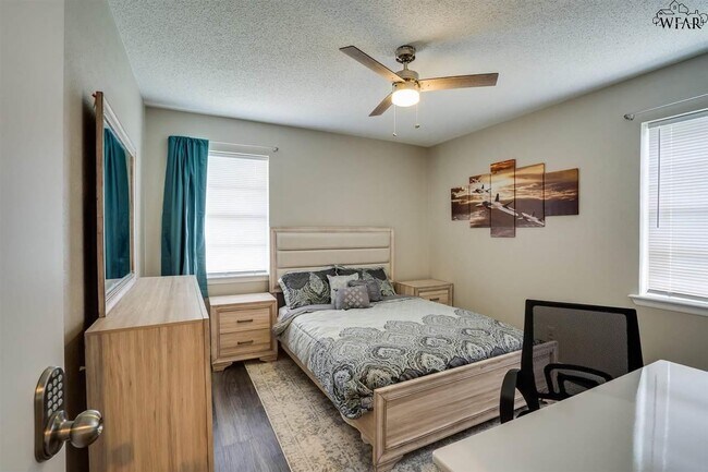 Building Photo - 5511 Hooper Dr