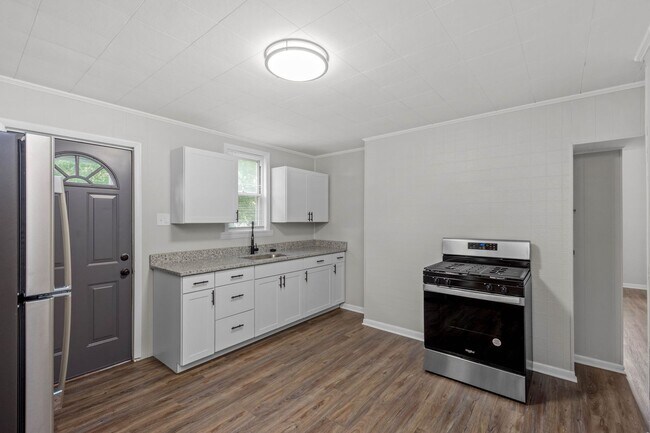 Building Photo - Beautiful 2 Bedroom home in Whitaker available February 1!