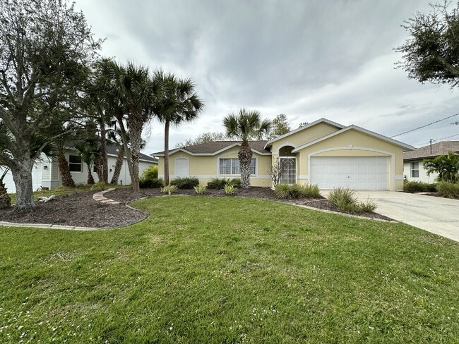 Building Photo - You'll love this charming 3/2/2 home in th...
