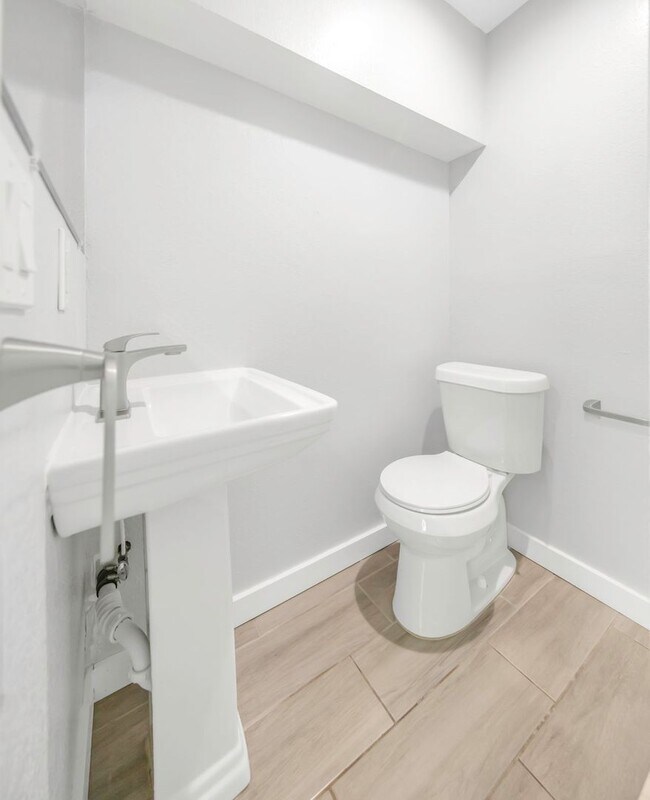 Building Photo - P197 - #4A Holiday Inn