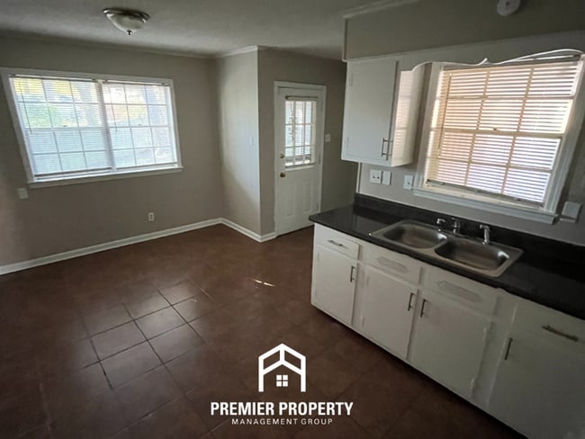 Building Photo - 1601 Favell Dr