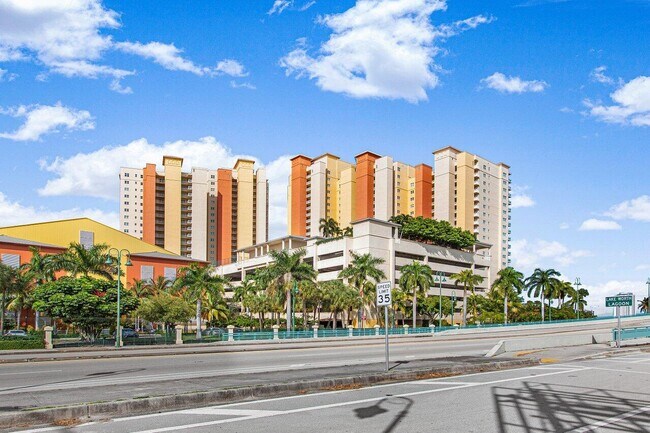 Building Photo - 2640 Lake Shore Dr