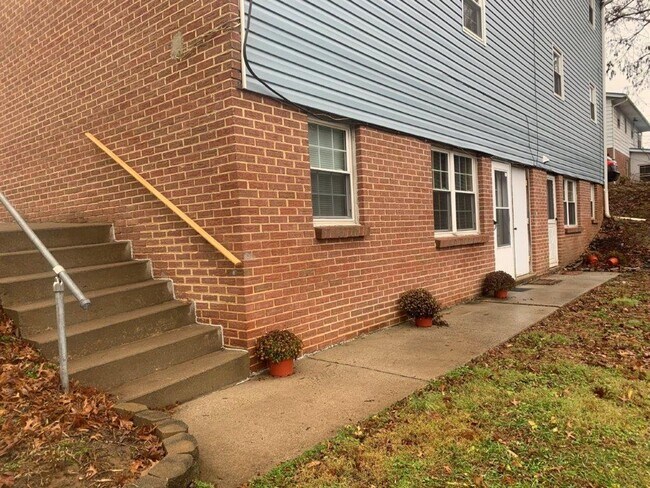 Building Photo - 696 Walborn Rd