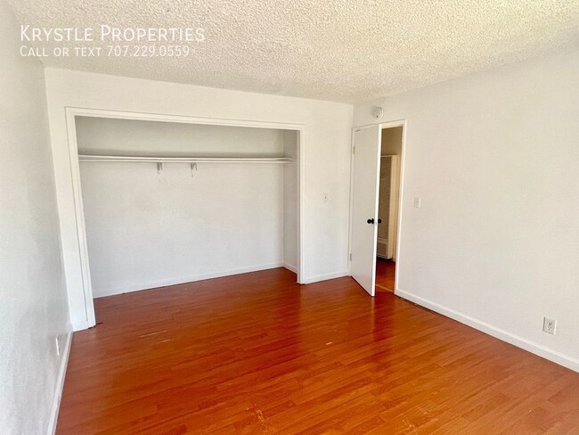 Building Photo - Spacious lower, level Fairfield apartment ...