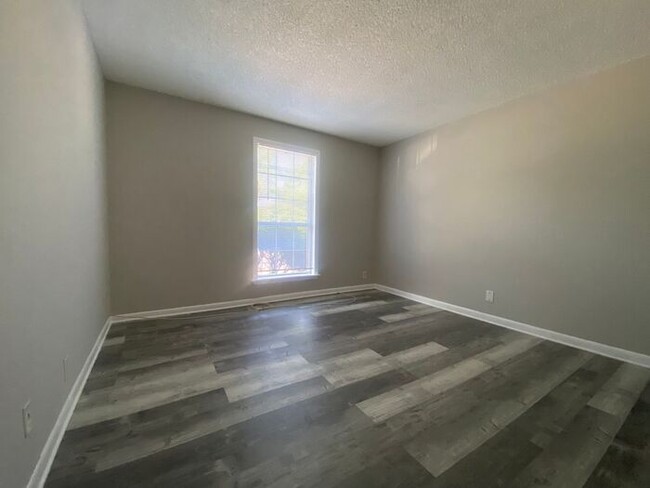 Building Photo - Cute & Affordable 1 Bedroom in Madison