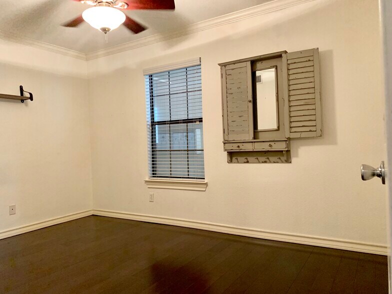 Large bedroom window and a walk in closet! 1x1 Condo in Hyde Park. 407 E 45th St. Austin. 78751 - 407 E 45th St #116