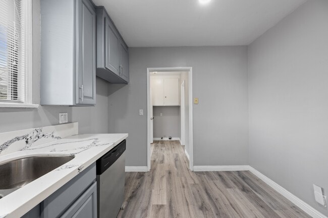 Building Photo - 13921 Daphne Ave