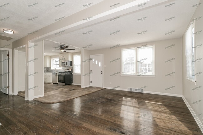 Building Photo - 1023 St Denis St