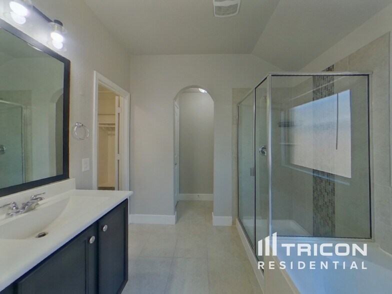 Building Photo - 1025 N Churchill Dr