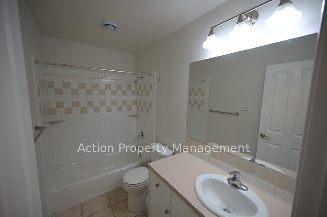 Building Photo - 2 bed, 2 bath, 1 car garage in a 4-plex, in Sequim