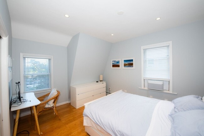 Building Photo - Beautiful 4BD Dutch Colonial Home in Harts...