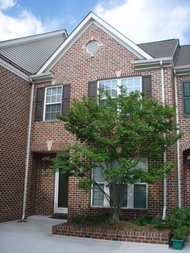 Building Photo - Gorgeous 3 Bedroom 3.5 Bathroom Brick Town...