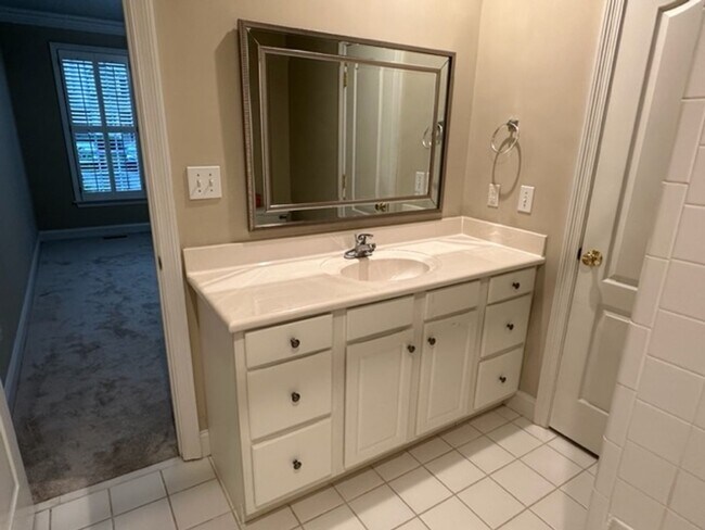 Building Photo - Stunning Townhome - Irving Park
