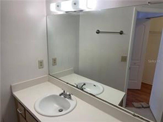 Building Photo - Bright and Spacious 2 BR / 2 BA Condo in C...