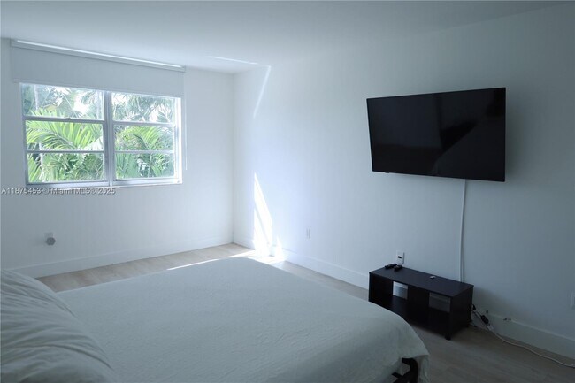 Building Photo - 500 Bayview Dr