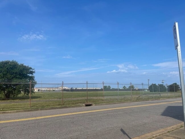 Building Photo - FOR RENT WILLOUBHY AREA!