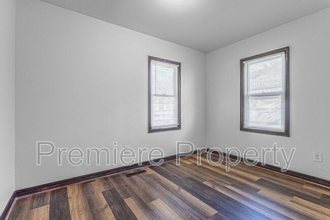 Building Photo - 2419 S Vermont Ave