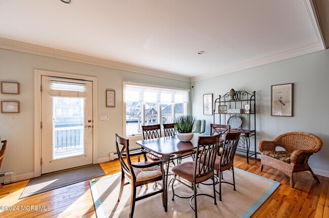 Building Photo - 409 6th Ave