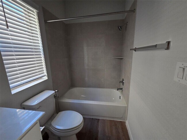 Building Photo - 221 Bauer Lp