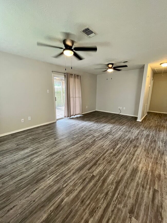 Building Photo - Cozy 2 bedroom 1 bath duplex with Large fenced yard