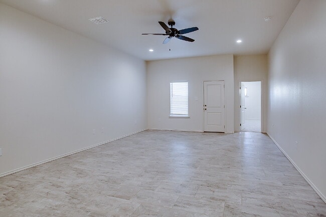 Building Photo - Luxury 3/2/2 Duplex in South Lubbock!