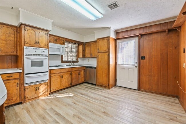 Building Photo - 839 Greg Dr