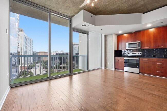 Building Photo - One bedroom condo located in heart of Buckhead!