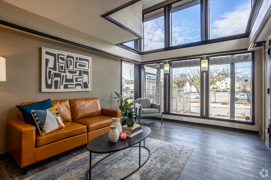 Primary Photo - Maverick Oak Lawn Townhomes