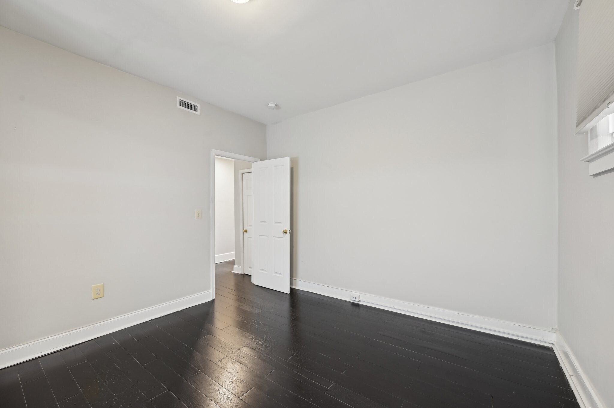Master bedroom - 2431 Linden Ave