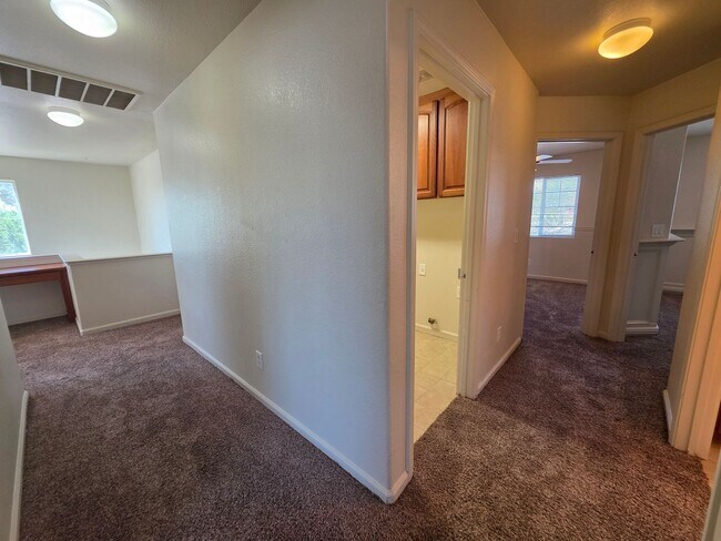 Building Photo - 3 bedroom with an extra office/den space in Modesto!