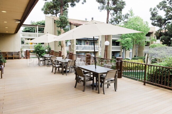 Building Photo - Spacious Top-Floor 1BR Condo with Ocean Vi...