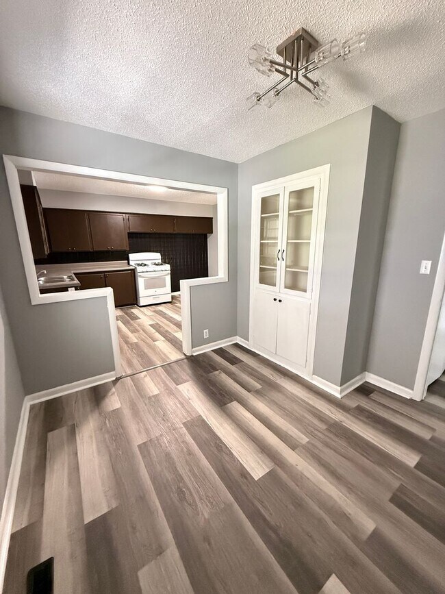 Building Photo - 4 bedroom/1 bath/detached storage building