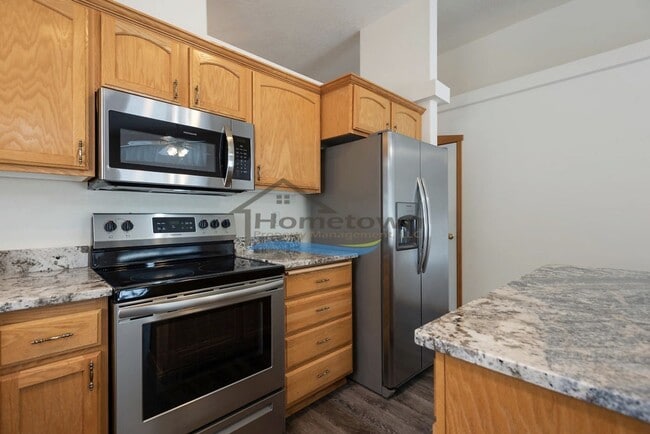 Building Photo - Lovely 3 Bedroom 2 Bath Home w/ 2 Car Gara...