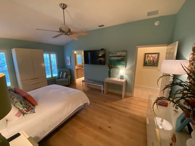 Building Photo - Exquisite - Turnkey, 3 bed + 2 1/2 Bath + ...