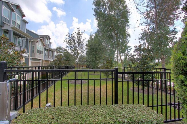 Building Photo - 736 Nicholson St