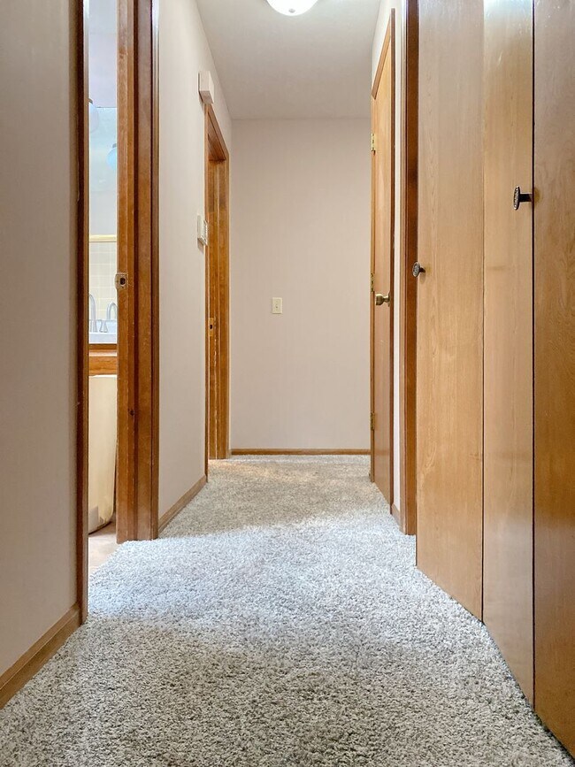 Building Photo - 3BD, 2BTH Bellevue Charmer Ready for YOU, $2,300!!