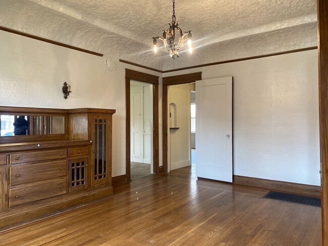 Building Photo - Available Now! Charming 3-bdrm./1.5-bath, ...
