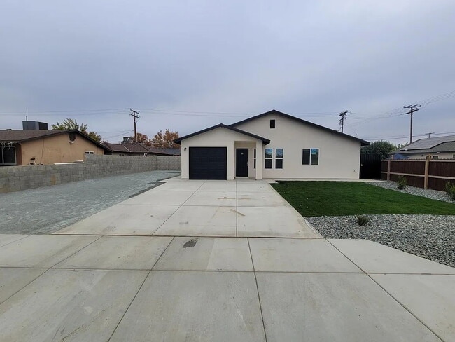 Building Photo - Freshly painted home, LVP flooring, close to schools, park, and shopping. Quiet neighborhood near...
